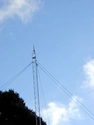 Torre arriostrada de comunicación